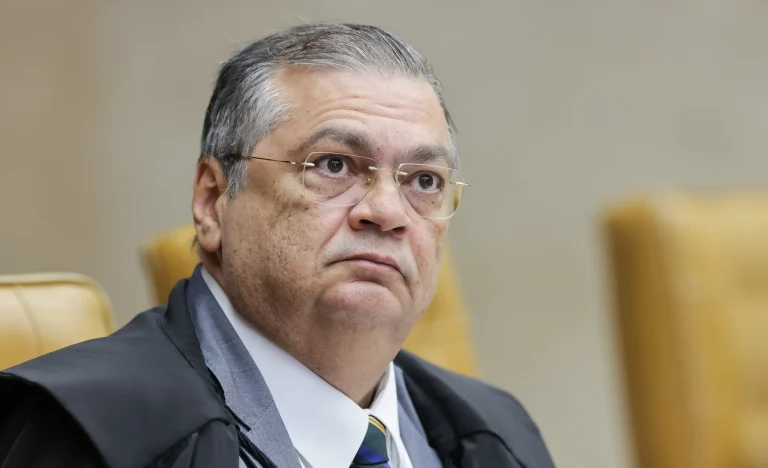 Defesa de Flávio Bolsonaro pede a Fachin que André Mendonça investigue caso “Dark Horse”, não Flávio Dino