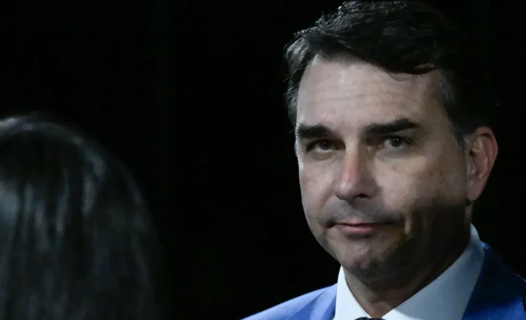 Flávio Bolsonaro acusa Alexandre de Moraes de autoritarismo e interferência política em proibição de visitas a Jair Bolsonaro