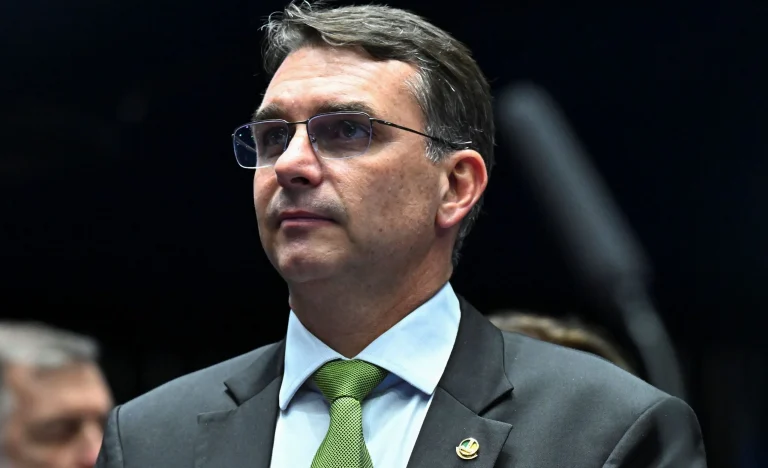 Flávio Bolsonaro acusa Moraes de “desculpinha fajuta” para impedir visita a pai; “Dois pesos, duas medidas”, diz