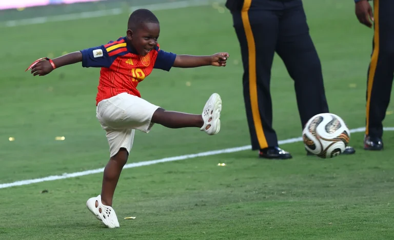 Keyne, o Irmãozinho de Lamine Yamal, Rouba a Cena nas Comemorações da Espanha na Copa do Mundo 2026 e Encanta Fãs