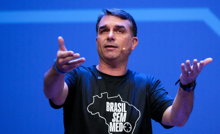 Flávio Bolsonaro recusa segurança da PF na campanha eleitoral por medo de “infiltrados” e pede agentes para investigar fraudes contra INSS
