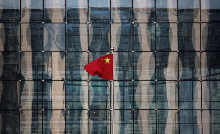 China Mantém Juros de Referência Inalterados Pelo 14º Mês, Sinalizando Paciência em Meio a Crescimento Desigual