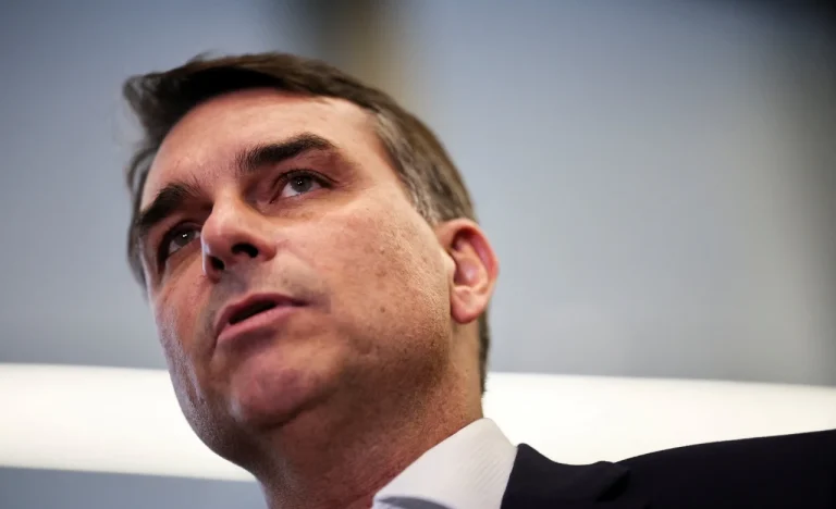 Flávio Bolsonaro recebe R$ 500 mil de diretor envolvido no esquema do Banco Master; advogado explica
