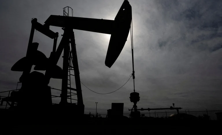 Petróleo Dispara Mais de 6%: Fim da Trégua EUA-Irã Ameaça Estabilidade Global e Preços da Energia