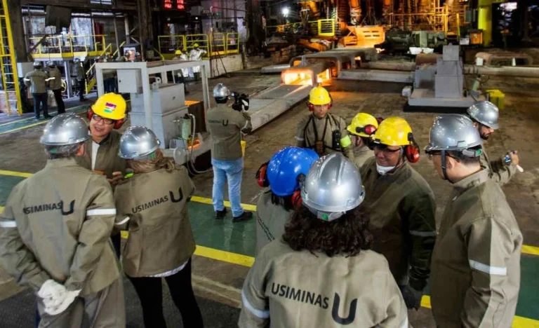 Lucro da Usiminas (USIM5) Dispara 236%, Mas Analistas Alertam: Desafios de Custos e Preços no 2º Semestre de 2026