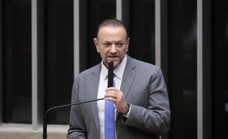 Presidente do PT alerta Milei: “Não pode vir ao Brasil atacar instituições”, após críticas a Lula e Moraes