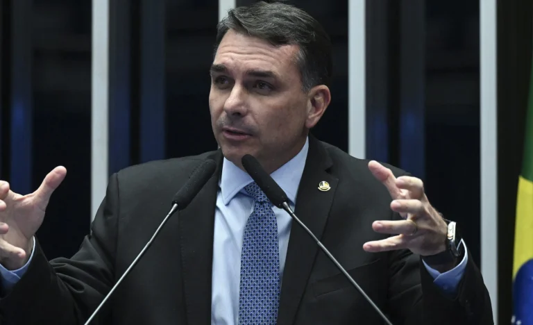 Flávio Bolsonaro revela negociações para vaga de vice em 2026, sem descartar diálogo com Republicanos e outros partidos