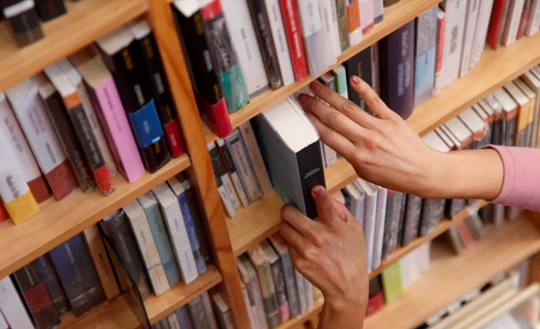 Livros que Criam “Buracos” na Mente: A Reflexão de Contardo Calligaris Sobre o Verdadeiro Valor da Leitura
