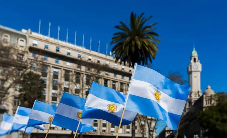 Argentina: Deputados aprovam reforma trabalhista de Milei com jornada de até 12 horas e flexibilização de férias