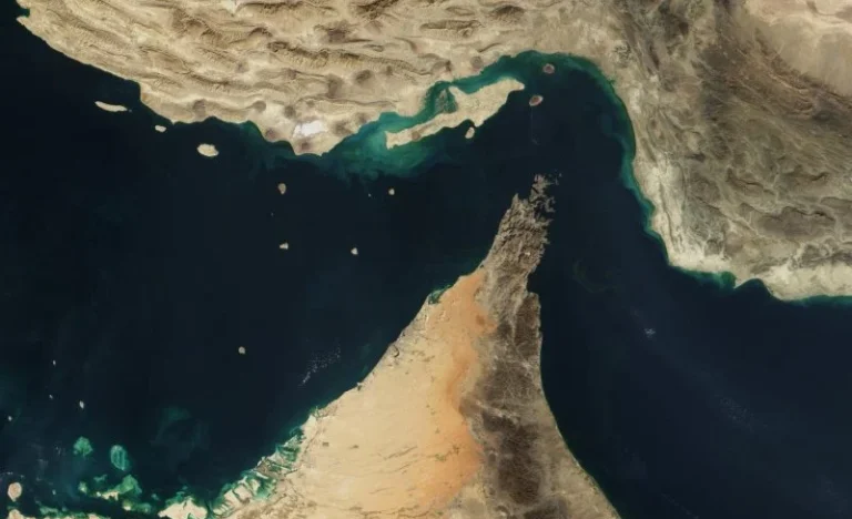 Irã exige coordenação naval para navios no Estreito de Ormuz, elevando tensão com EUA e Israel e impactando petróleo a US$ 100