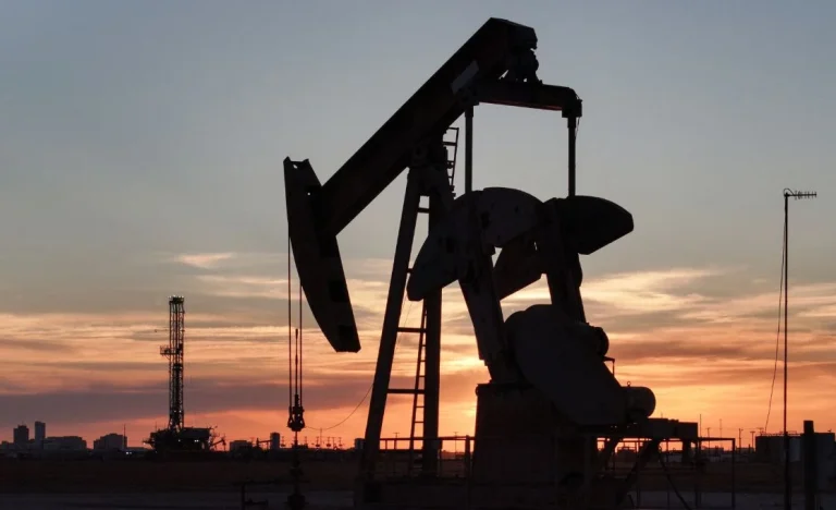 Petróleo Brent Supera US$ 100 Pelo 2º Dia e Dispara Mais de 11% na Semana com Tensão no Oriente Médio