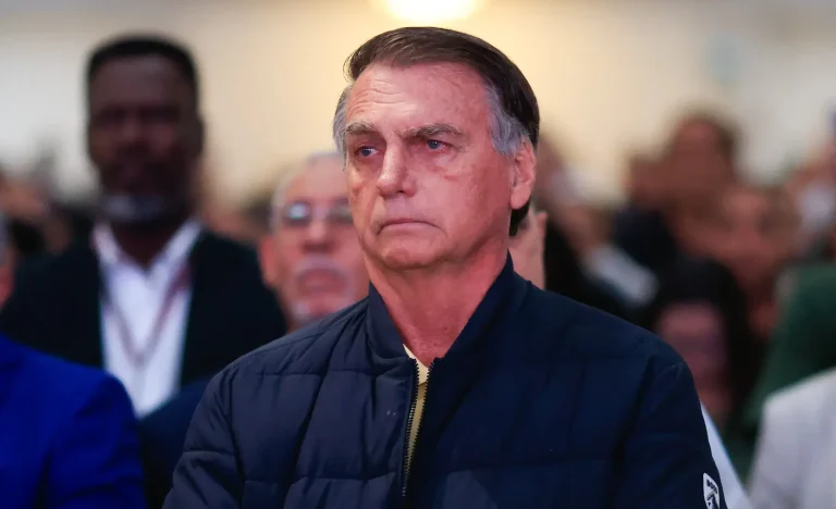 Jair Bolsonaro deixa UTI após melhora em infecção, mas futuro segue incerto em meio a pena de prisão