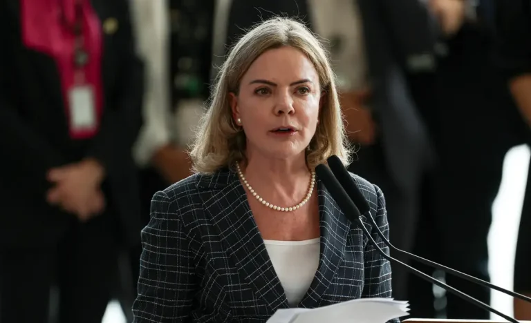 Gleisi Hoffmann Abala Cenário Político e Processa Flávio Bolsonaro por Vídeo com IA Associando-a ao Crime Organizado