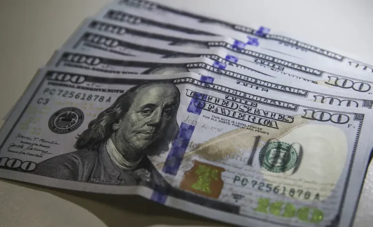 Dólar em Baixa: Tensões no Oriente Médio e Decisões de Bancos Centrais Ditando o Ritmo da Moeda Americana