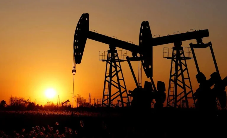 Petróleo Dispara Mais de 3% Com Estreito de Ormuz em Risco e EUA Buscando Aliados Contra o Irã