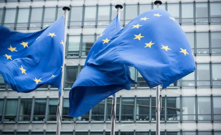 Inflação na Zona do Euro Atinge 1,9% em Fevereiro, Próxima da Meta do BCE, Mas Preocupações Persistem