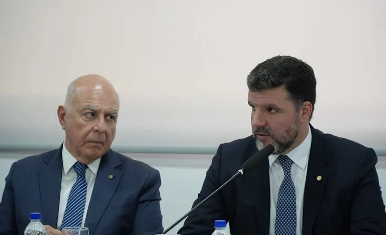 Sem Tarcísio e com Alckmin “no governo errado”, ruralistas miram Flávio Bolsonaro para 2026