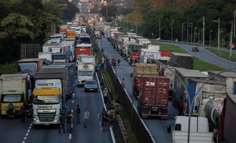 Caminhoneiros Desistem da Greve: Governo Federal Anuncia Medidas Severas Contra Preços de Frete e Diesel