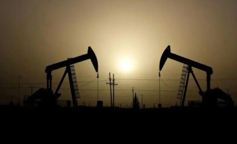 Goldman Sachs eleva projeção do petróleo Brent para US$ 85 em 2026 e alerta para riscos no Estreito de Ormuz