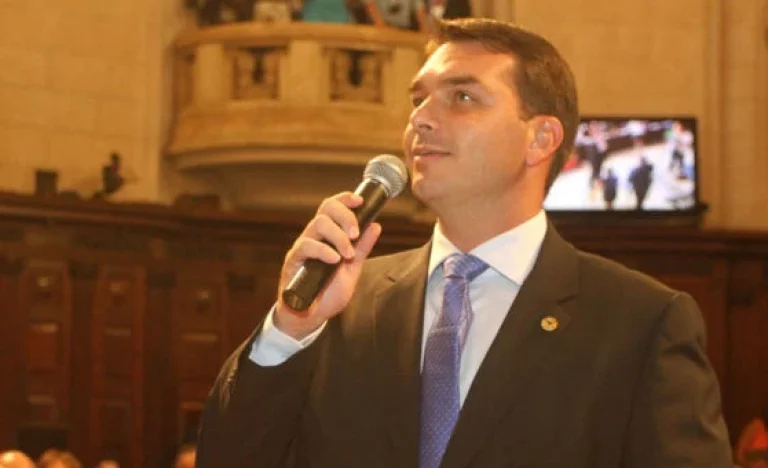 Jingle de Flávio Bolsonaro ataca Terceira Via e prevê queda do Centrão em 2026: “Vai cair do cavalo”