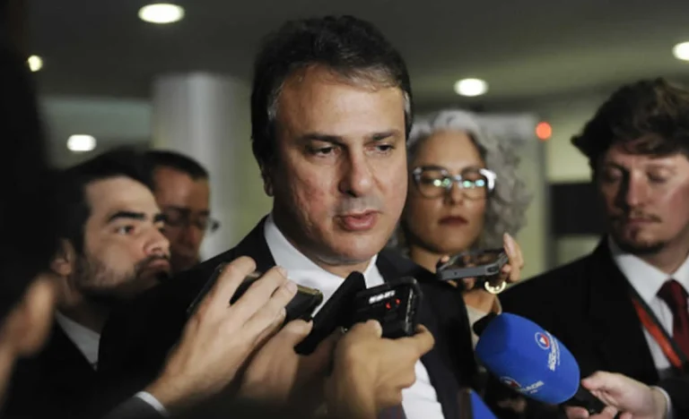 Camilo Santana deixa Ministério da Educação para impulsionar campanha de Elmano de Freitas no Ceará, aponta Lula