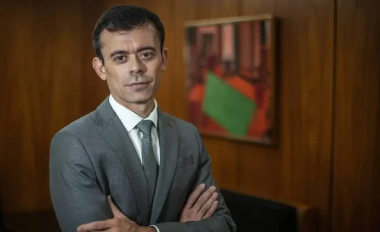 Durigan Move Peças na Fazenda: Ceron Ascende a Secretário-Executivo e Leal Assume o Tesouro Nacional