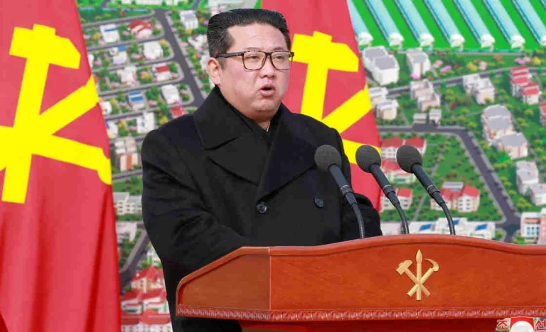 Kim Jong Un Declara Arsenal Nuclear da Coreia do Norte “Irreversível” e Aponta Sul como Estado Hostil